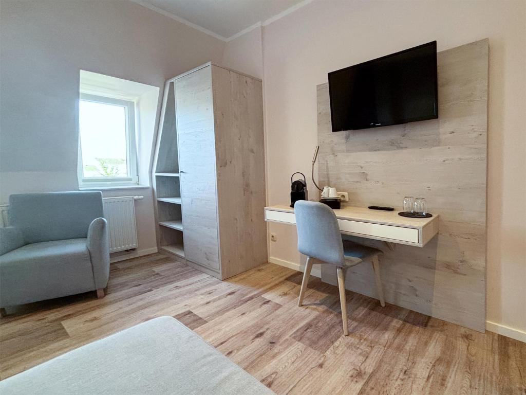 TV a/nebo společenská místnost v ubytování DORMERO Hotel Wilhelmshaven