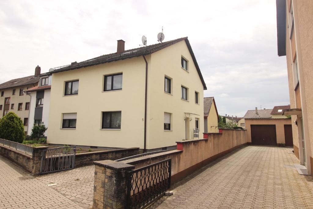 Moderne DG Wohnung in Linkenheim - Standard Apartment