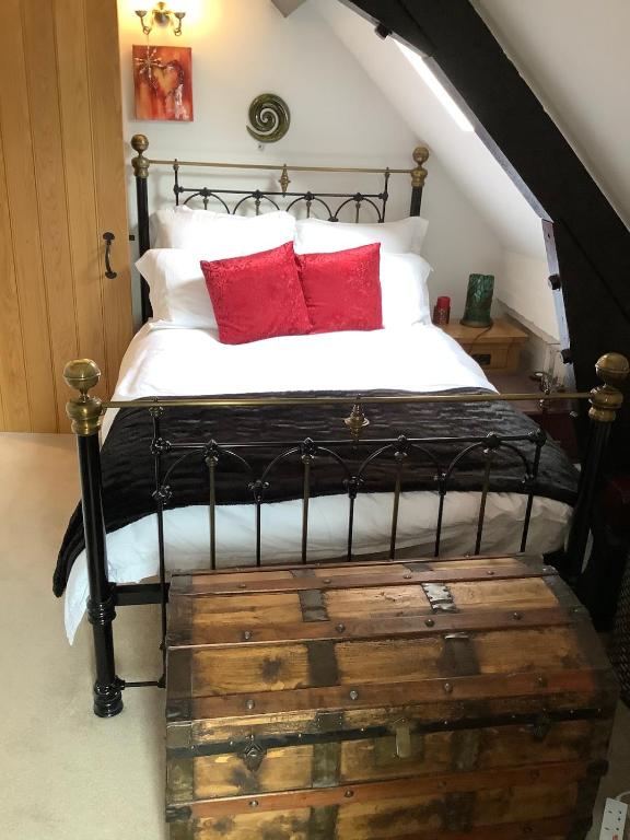 Katil atau katil-katil dalam bilik di Weymouth Quirky apartment