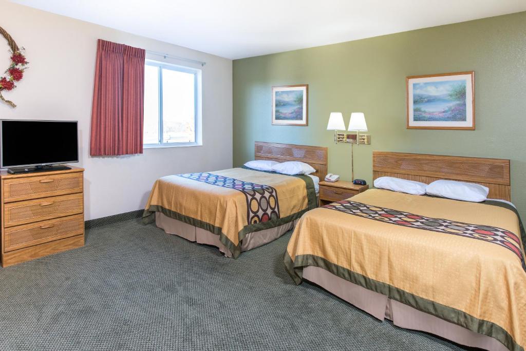 Super 8 by Wyndham West Middlesex/Sharon Area - Suite Estudio Con 3 Camas Grandes - No Fumadores