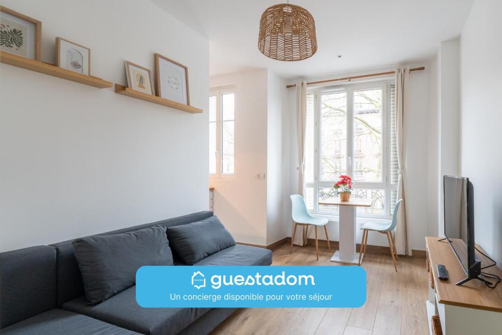 un salon avec un canapé et une table dans l'établissement Le Michelet - Studio - Proche Paris, à Saint-Ouen