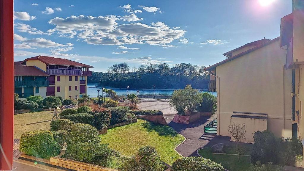 - une vue sur l'eau depuis un bâtiment dans l'établissement S-Lac 04-Soustons Appartement 4 personnes dans résidence au bord du lac marin, à Soustons