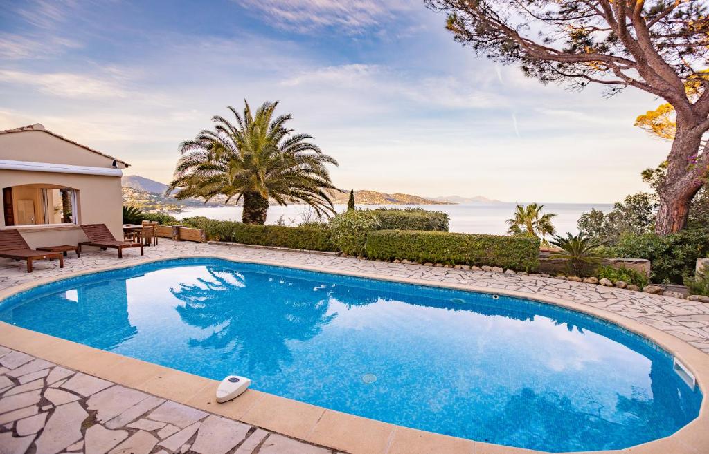 Photo de la galerie de l'établissement Superbe Villa, Incroyable vue mer, Piscine Chauffée, climatisée, à Sainte-Maxime