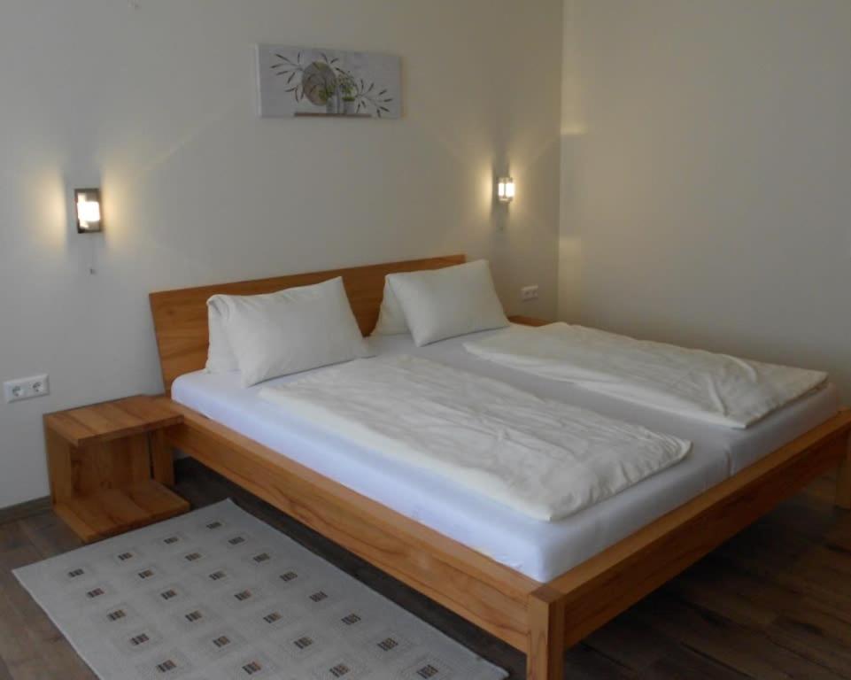 Postel nebo postele na pokoji v ubytování Weingut Gastehaus Palkowitsch
