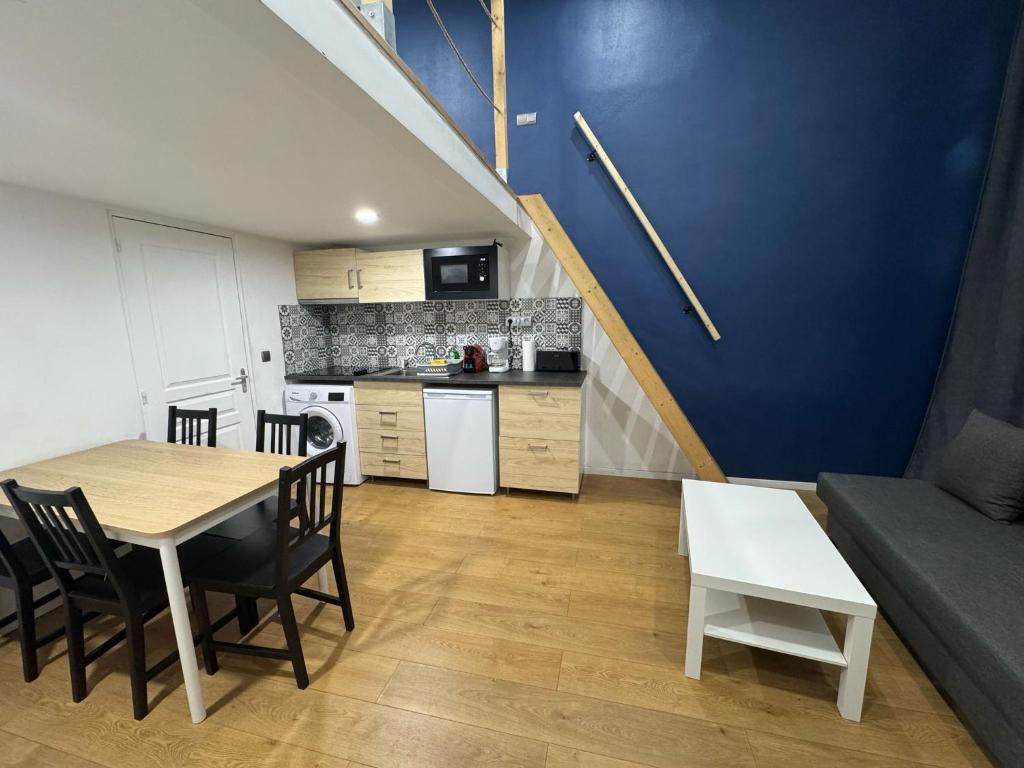 une cuisine et un salon avec une table et un canapé dans l'établissement Studio cosy proche du centre de Lyon, à Lyon