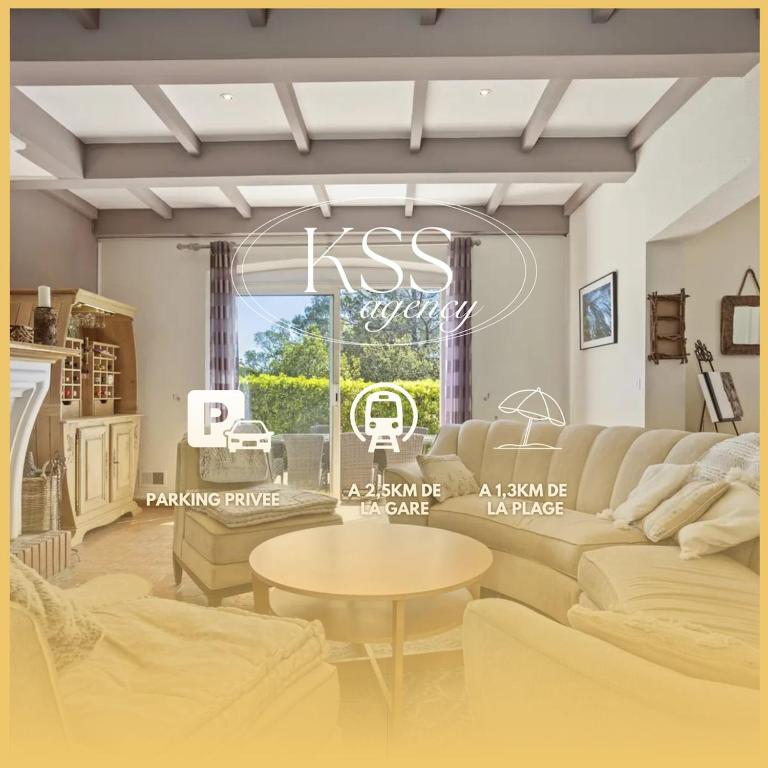 un salon avec un canapé et une table dans l'établissement Villa 4 chambres - piscine - parking - clim, à Saint-Raphaël