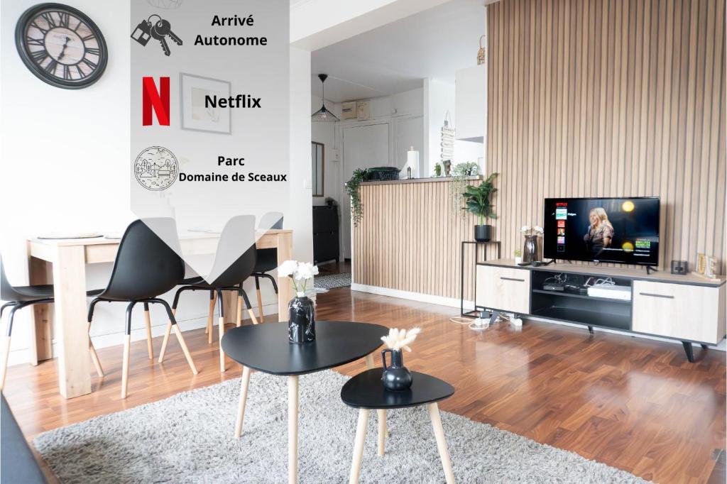 un salon avec une télévision, une table et des chaises dans l'établissement Appartement cosy & lumineux près de Paris, à Fresnes