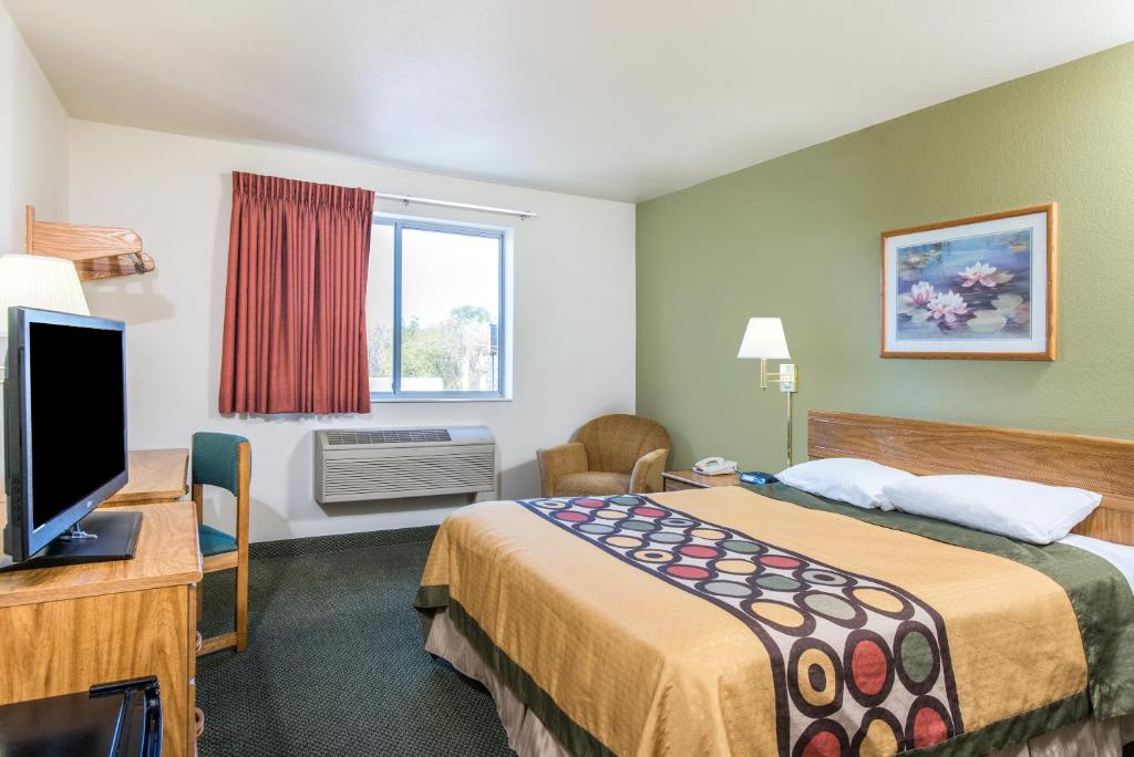 Super 8 by Wyndham West Middlesex/Sharon Area - Habitación Con Cama Grande - No Fumadores