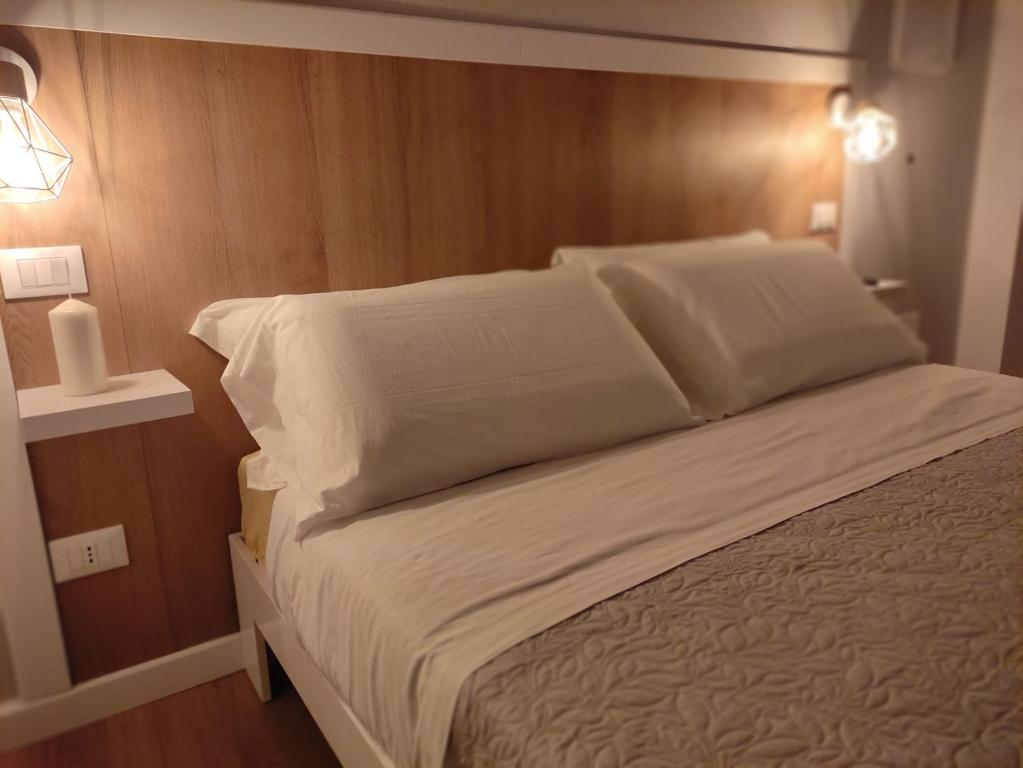 Postel nebo postele na pokoji v ubytování Loremi Rooms