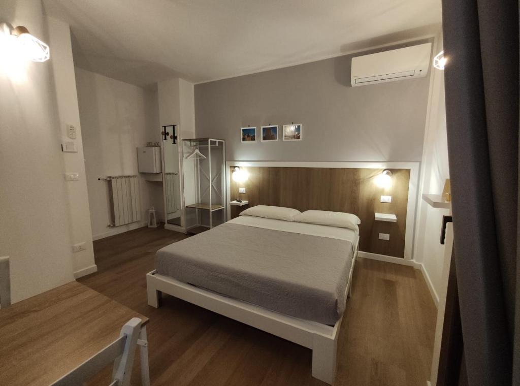 Postel nebo postele na pokoji v ubytování Loremi Rooms