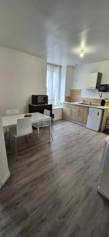 Dapur atau dapur kecil di Appartement cozy 30m2, au cœur de Fougères