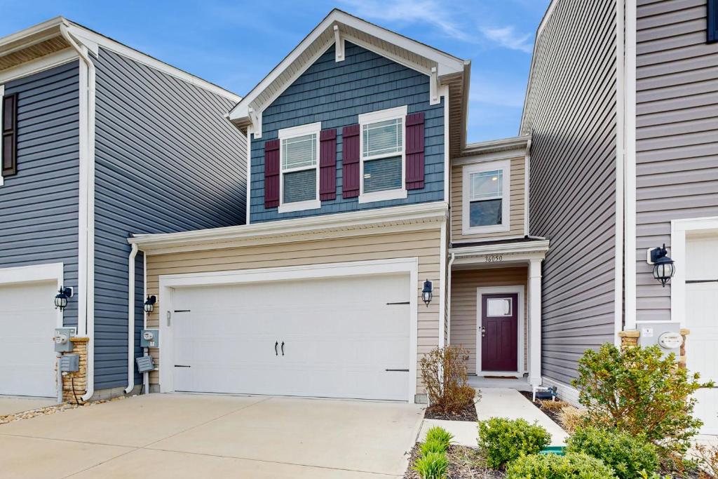 ein Haus mit einer Garage davor in der Unterkunft Ocean View Beach Club Nantasket Avenue in Ocean View