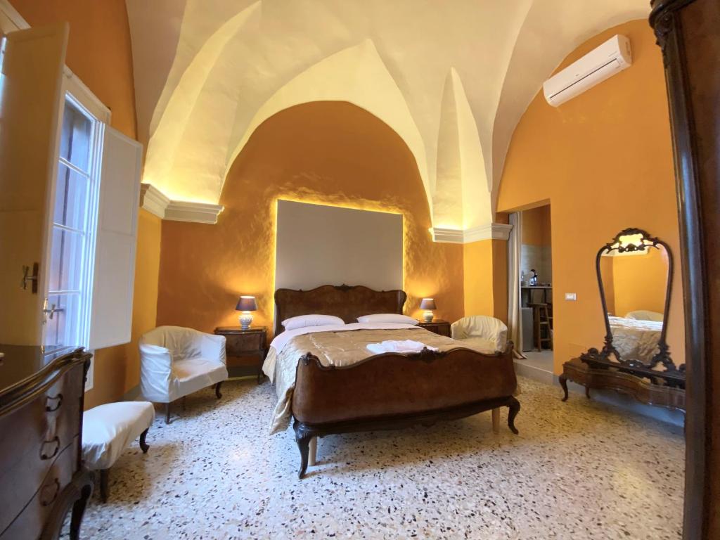 Postel nebo postele na pokoji v ubytování Palazzo de Carlo e il parco dei 7 pozzi