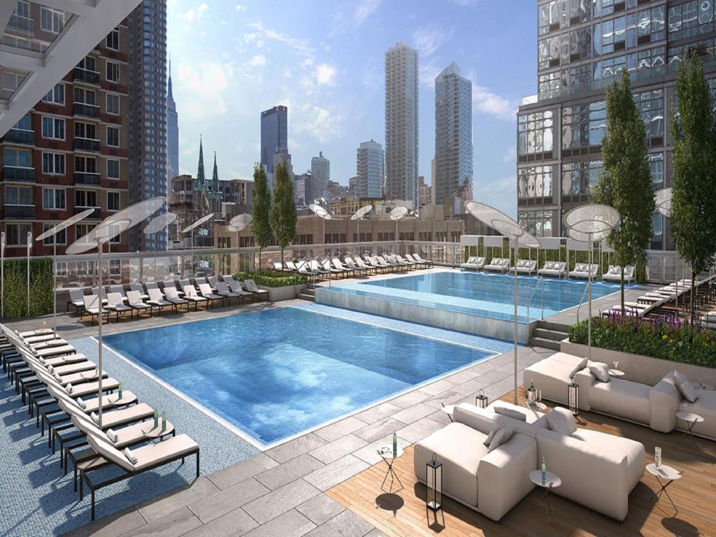 una piscina en la azotea de un edificio en Global Luxury Suites at Sky, en Nueva York