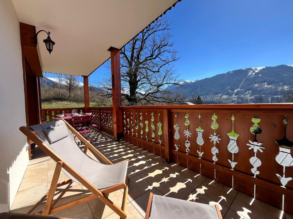 d'une terrasse avec une chaise et une vue sur la montagne. dans l'établissement Appartement T2 avec terrasse et parking, idéal pour familles - FR-1-624-88, à Samoëns
