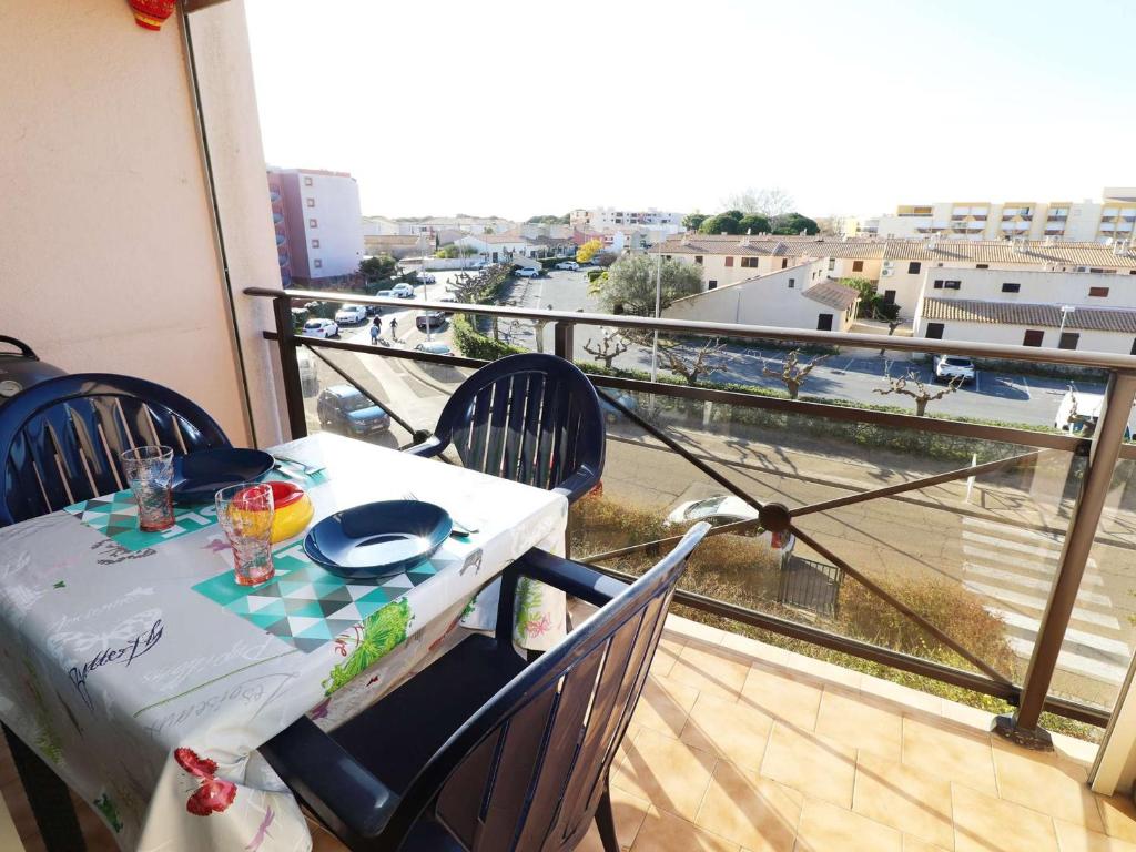 une table et des chaises sur un balcon avec vue dans l'établissement Studio Cabine avec Clim, Piscine, Ascenseur et Parking, Proche Plage et Commerces - FR-1-307-143, au Grau-du-Roi