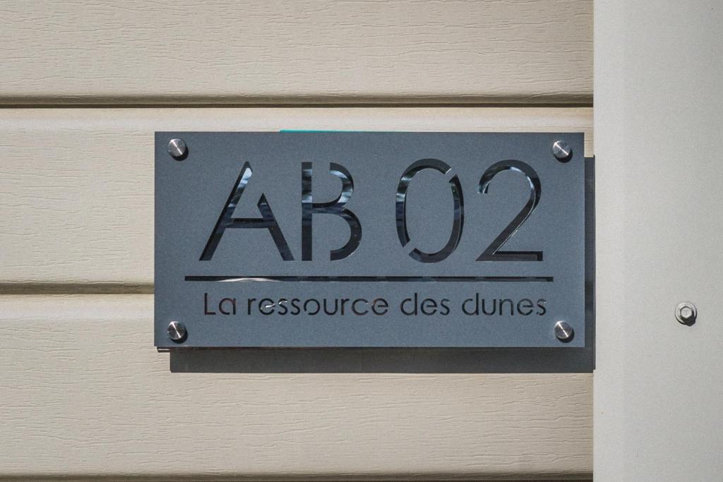 un signal sur une porte qui se lit sur des disuds de résonance lac dans l'établissement La Ressource des Dunes, à Lège-Cap-Ferret