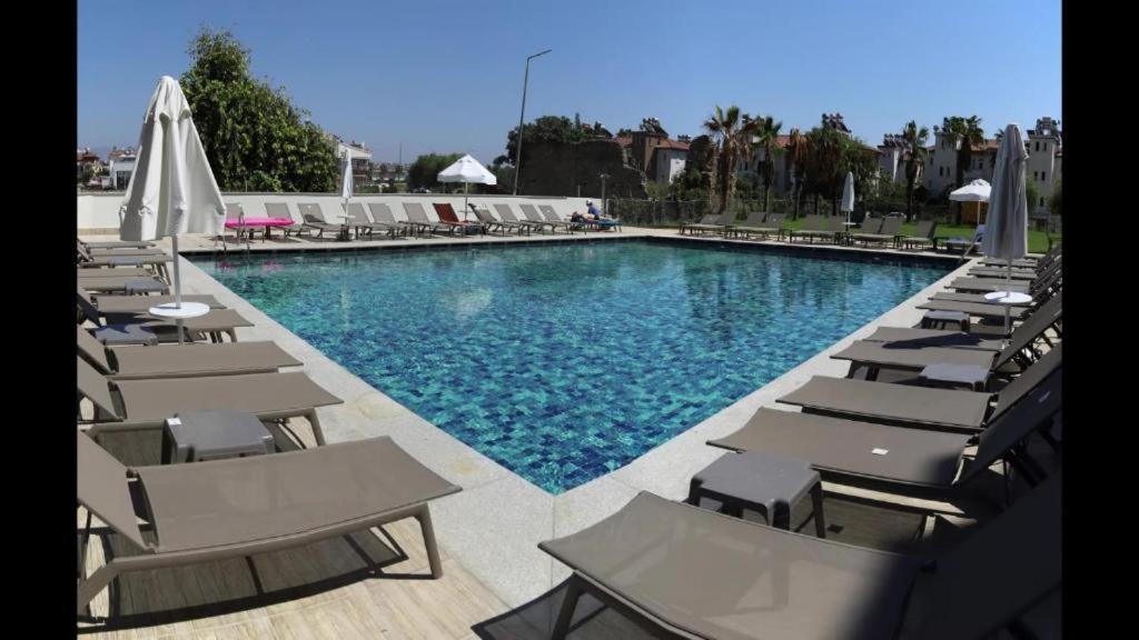 Bazén v ubytování Side Square Hotel nebo v jeho okolí