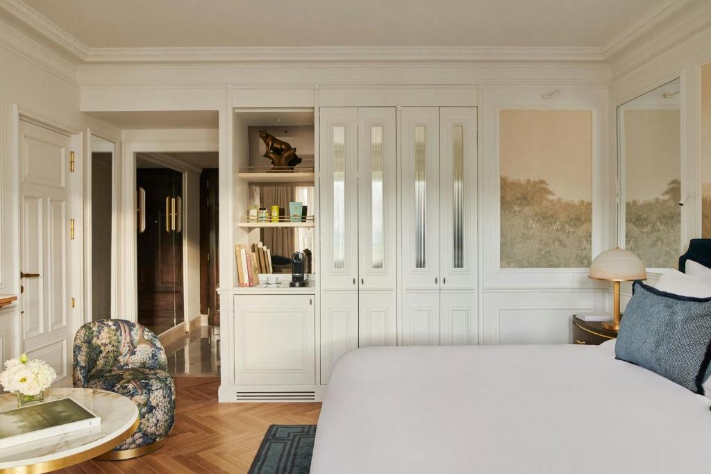 
Premium King Room with Street View
