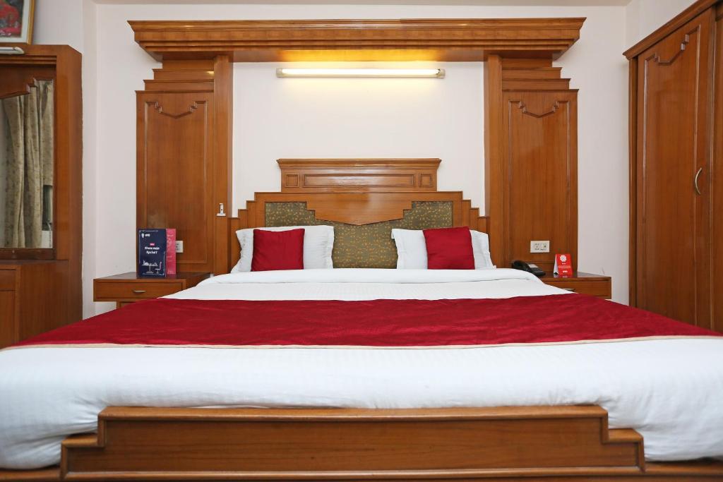 Postel nebo postele na pokoji v ubytování Hotel O Gold Palace