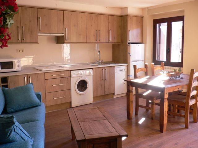 Kuchyň nebo kuchyňský kout v ubytování Apartamentos Turísticos Batlle Laspaules