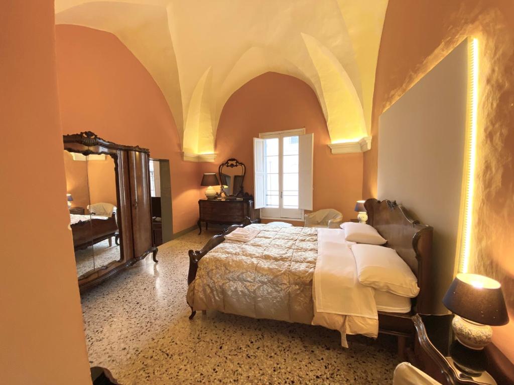 Postel nebo postele na pokoji v ubytování Palazzo de Carlo e il parco dei 7 pozzi