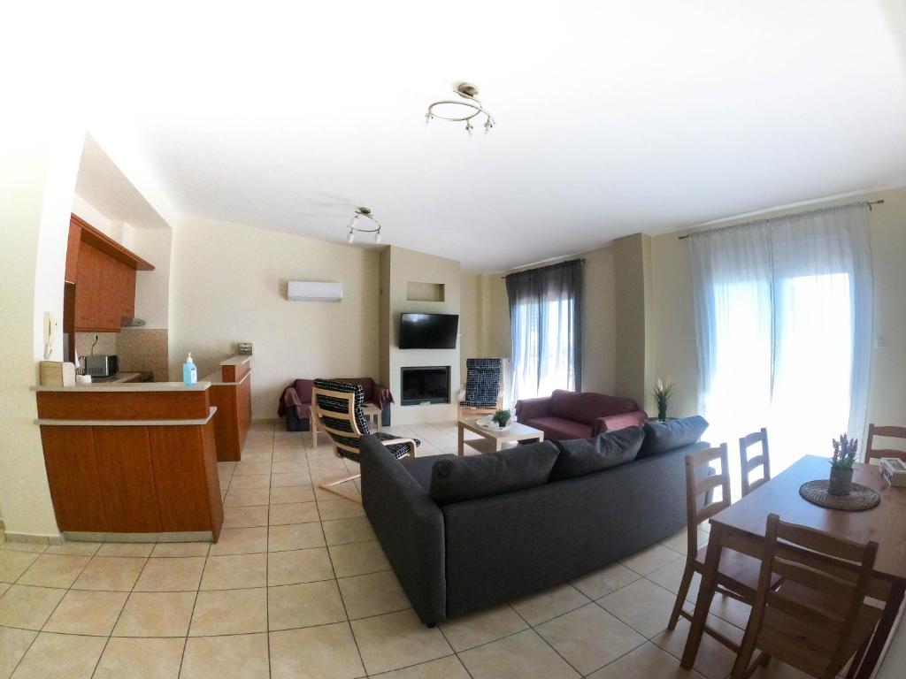 ein Wohnzimmer mit Couch und Tisch in der Unterkunft Luxury Beachfront Suite in Kritharia