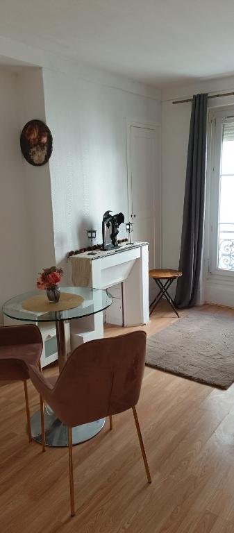- un salon avec une table et un lavabo dans l'établissement Saint-Martin's Inn, à Paris