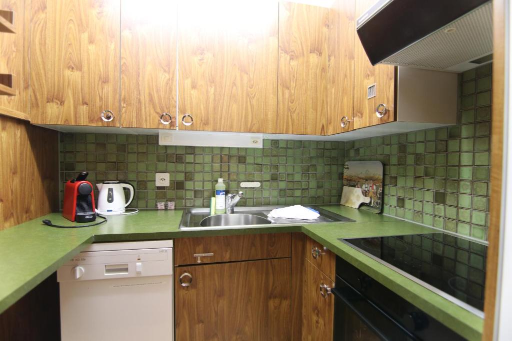 Kuchyň nebo kuchyňský kout v ubytování Rehwiesa B24 by Arosa Holiday