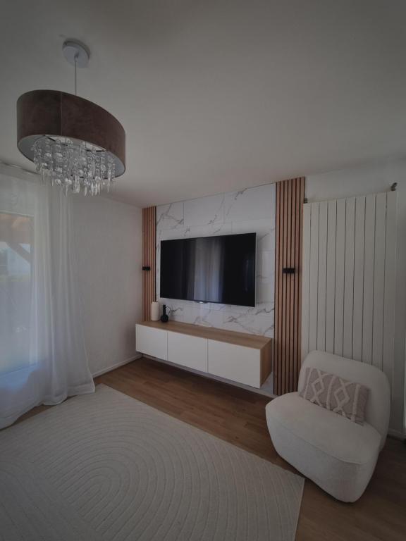 Televízia a/alebo spoločenská miestnosť v ubytovaní Maison individuelle avec sa piscine privée