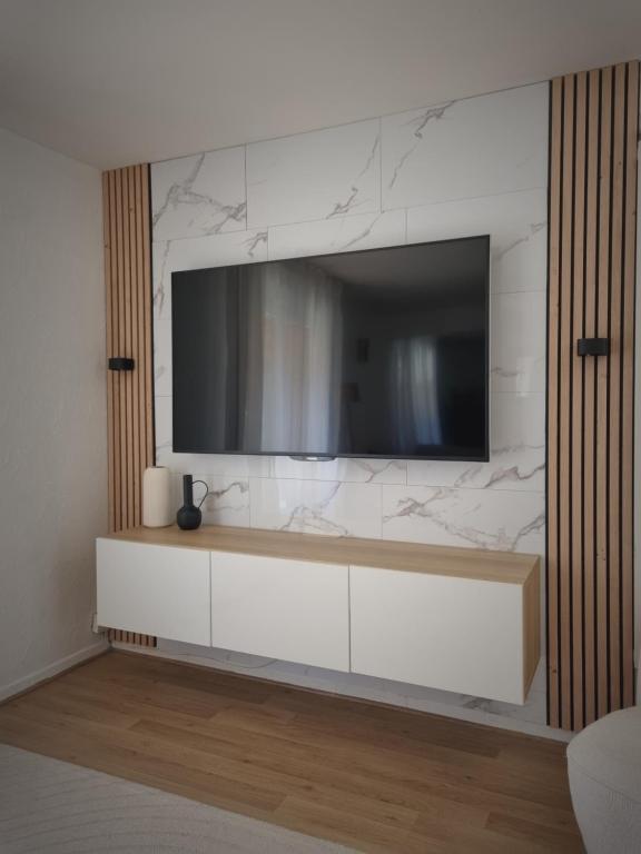 Televízia a/alebo spoločenská miestnosť v ubytovaní Maison individuelle avec sa piscine privée