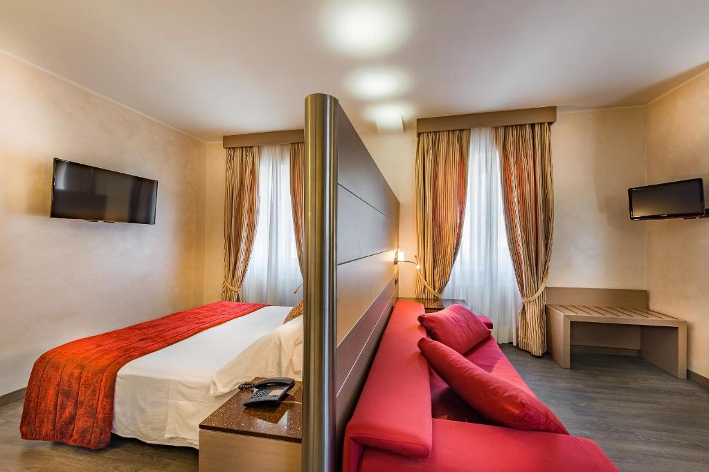 Televízia a/alebo spoločenská miestnosť v ubytovaní Hotel Ligure