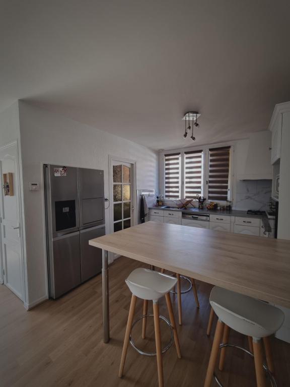 Kuchyňa alebo kuchynka v ubytovaní Maison individuelle avec sa piscine privée