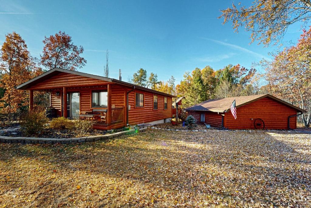 una baita di tronchi in mezzo a una foresta di Cottage Haven a New Rome