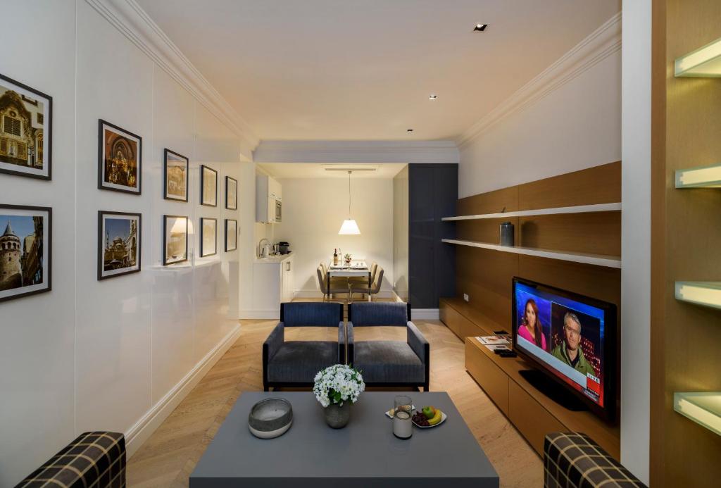 TV a/nebo společenská místnost v ubytování Stay Lab Taksim 15 Suites