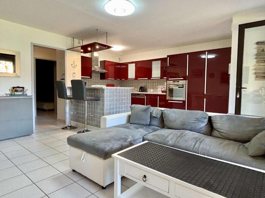 un salon avec un canapé et une cuisine dans l'établissement Appartement coquet 3 pièces, centre village, proche commerces et plages, parking, wifi, 4 pers. - FR-1-225-652, à Argelès-sur-Mer