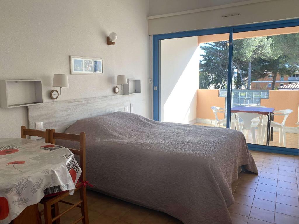 une chambre avec un lit et une vue sur un balcon dans l'établissement Studio cosy avec terrasse, parking, proche thermes - Balaruc-les-Bains - FR-1-553-89, à Balaruc-les-Bains