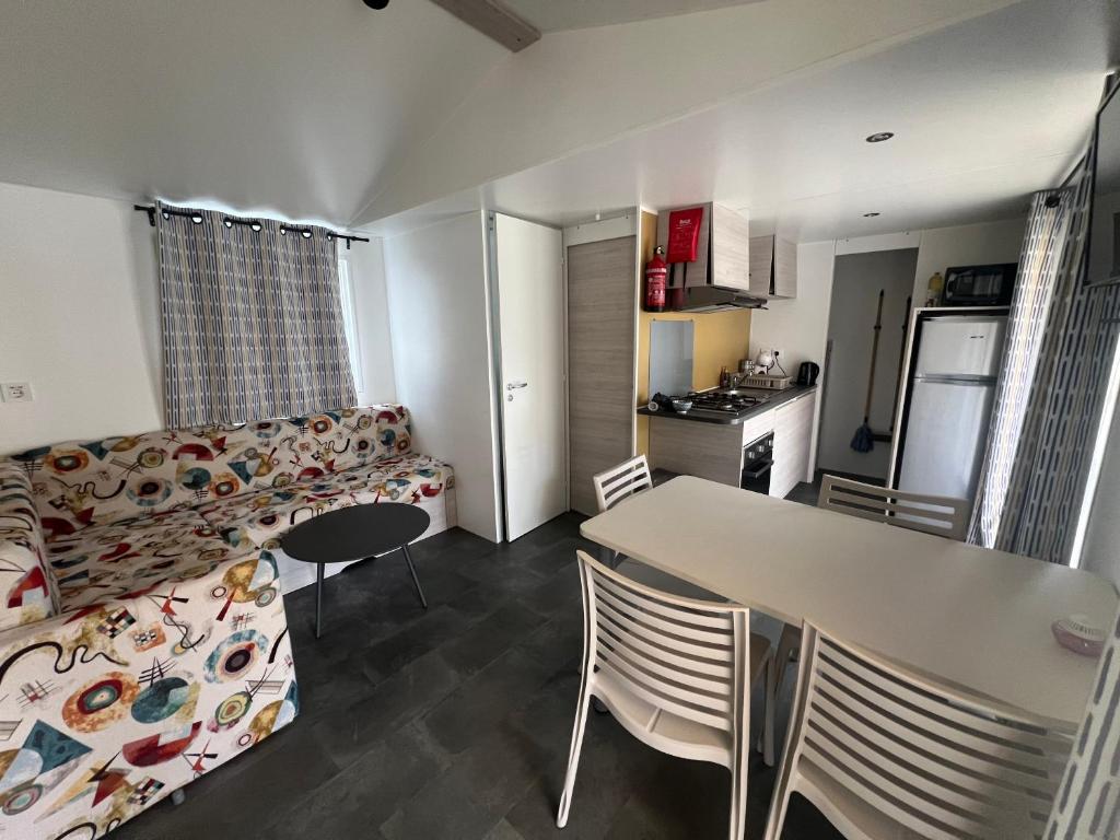 un salon avec un canapé et une table dans l'établissement Mobilhome 6 couchages grand confort Cap Ferret, à Lège-Cap-Ferret