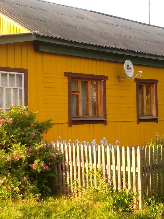 スーズダリにあるHoliday Home Pokrovskayaの黄色い家