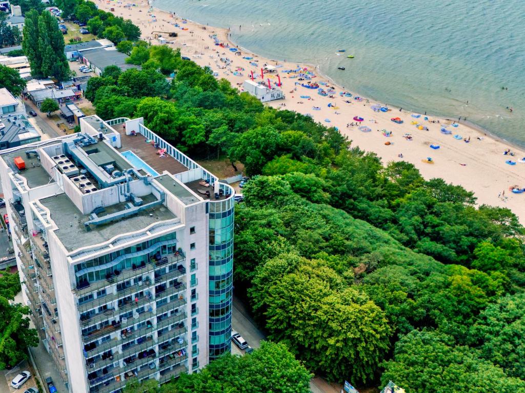 an aerial view of a beach and a building at Promenada Gwiazd by Baltic Home in Międzyzdroje