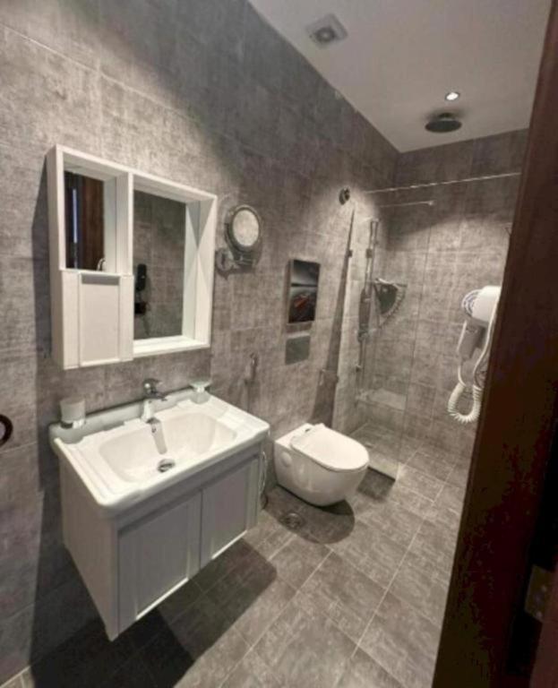 Koupelna v ubytování Palette Luxury MAS Hotel