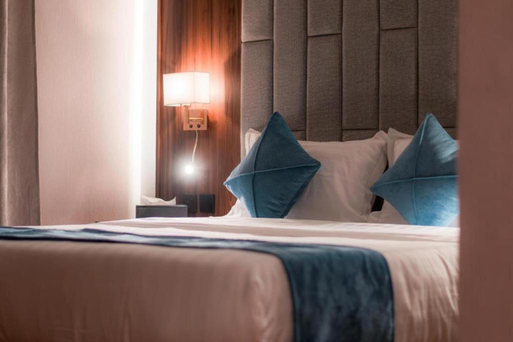 Postel nebo postele na pokoji v ubytování Palette Luxury MAS Hotel