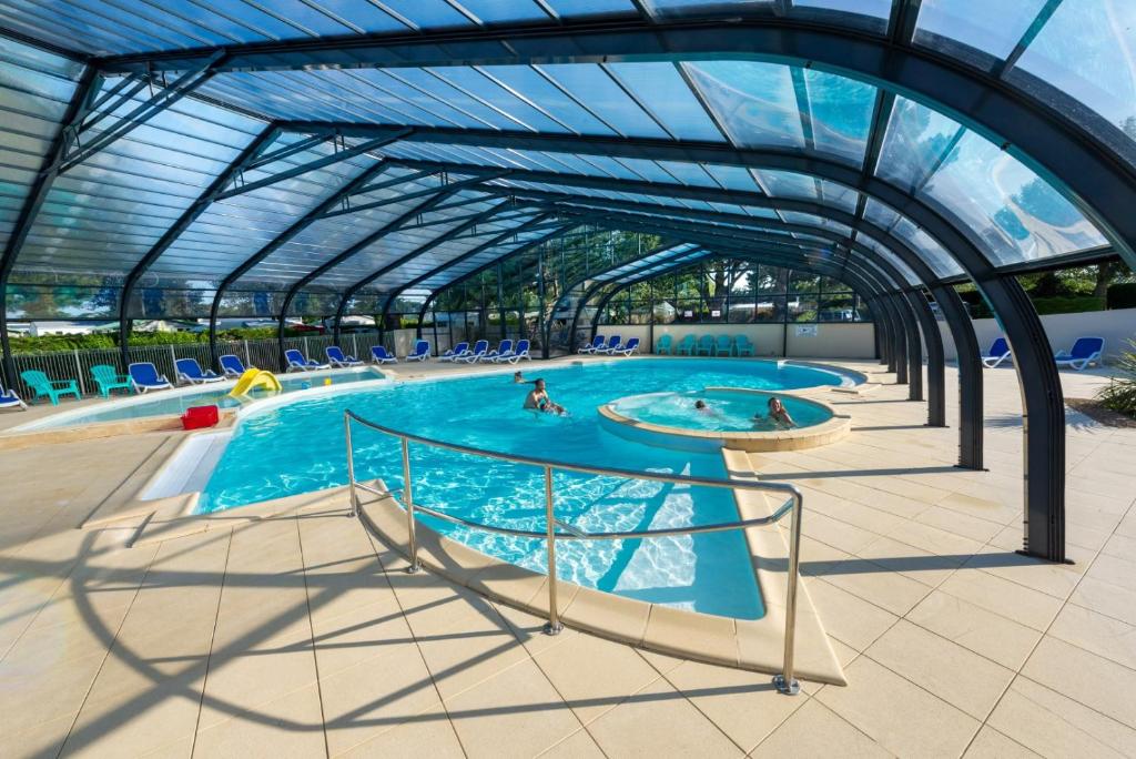 Swimmingpoolen hos eller tæt på Camping maeva Respire de la Baie