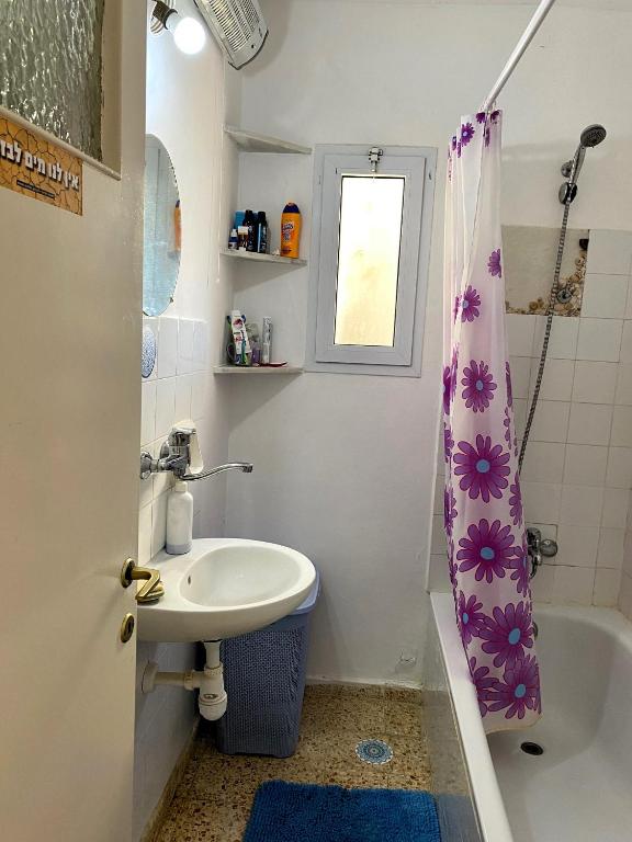 Bilik mandi di חדר בדירה במצפה רמון