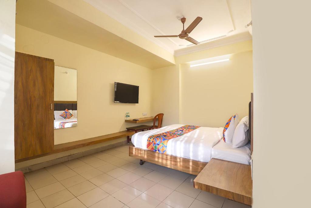 TV a/nebo společenská místnost v ubytování FabHotel GT Galaxy Park - Nr Express Avenue Mall, Royapettah
