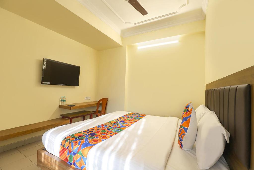 TV a/nebo společenská místnost v ubytování FabHotel GT Galaxy Park - Nr Express Avenue Mall, Royapettah