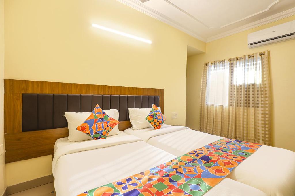 Postel nebo postele na pokoji v ubytování FabHotel GT Galaxy Park - Nr Express Avenue Mall, Royapettah
