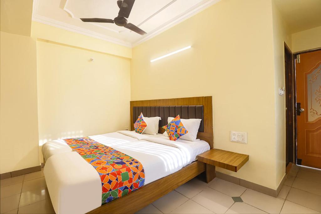 Postel nebo postele na pokoji v ubytování FabHotel GT Galaxy Park - Nr Express Avenue Mall, Royapettah