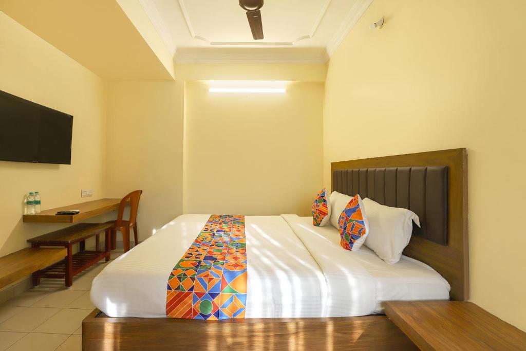 Postel nebo postele na pokoji v ubytování FabHotel GT Galaxy Park - Nr Express Avenue Mall, Royapettah