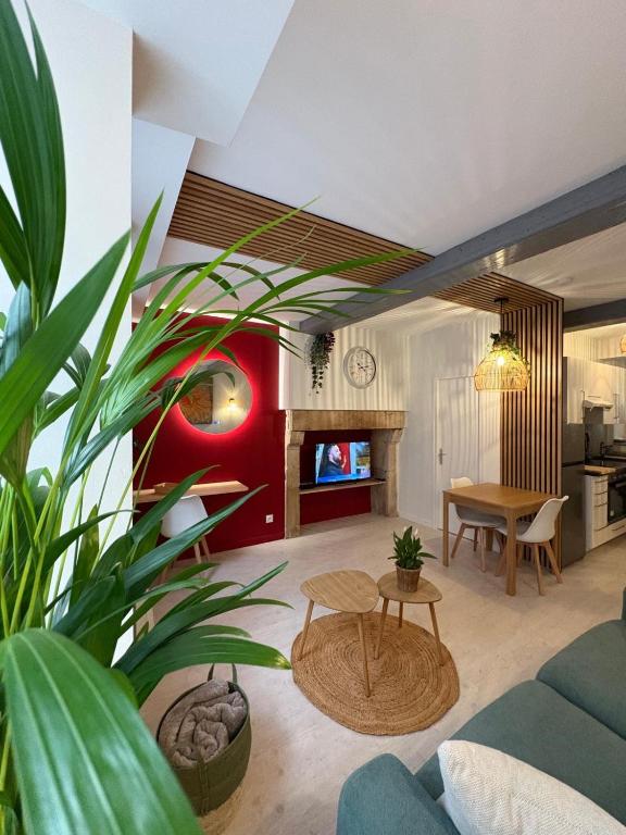 un salon avec un canapé et une table dans l'établissement Le Rubis Dijon Centre Historique Logement Neuf, à Dijon
